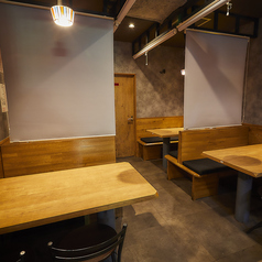 和の雰囲気に包まれた店内は、サクッと飲めるカウンター席から、ゆったりと座れるテーブル席まで幅広く対応。シーンに応じた快適な空間づくりを大切にしています。