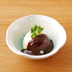 バニラアイス チョコソースかけ