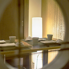 ゆったり寛げる4名様用のテーブルを2席ご用意。幻想的な照明と木の温もりに包まれた和モダン空間で、プライベートなひとときをお楽しみいただけます。ご家族やご友人との食事、接待にも最適。旬の鮮魚や牡蠣を使った料理とともに、贅沢な時間をお過ごしください。