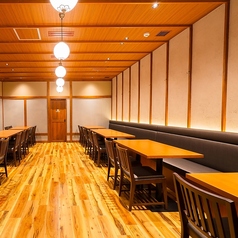 【プライベートのお食事会にも最適】4名・8名・12名様用の広々としたテーブル席完備