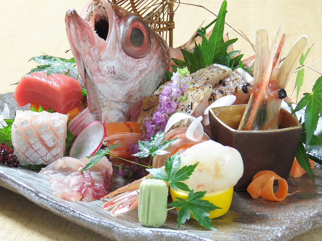 細部まで美しいお造りは日本酒と相性抜群！新鮮は勿論、あまりおめにかからないお魚にであうことも！