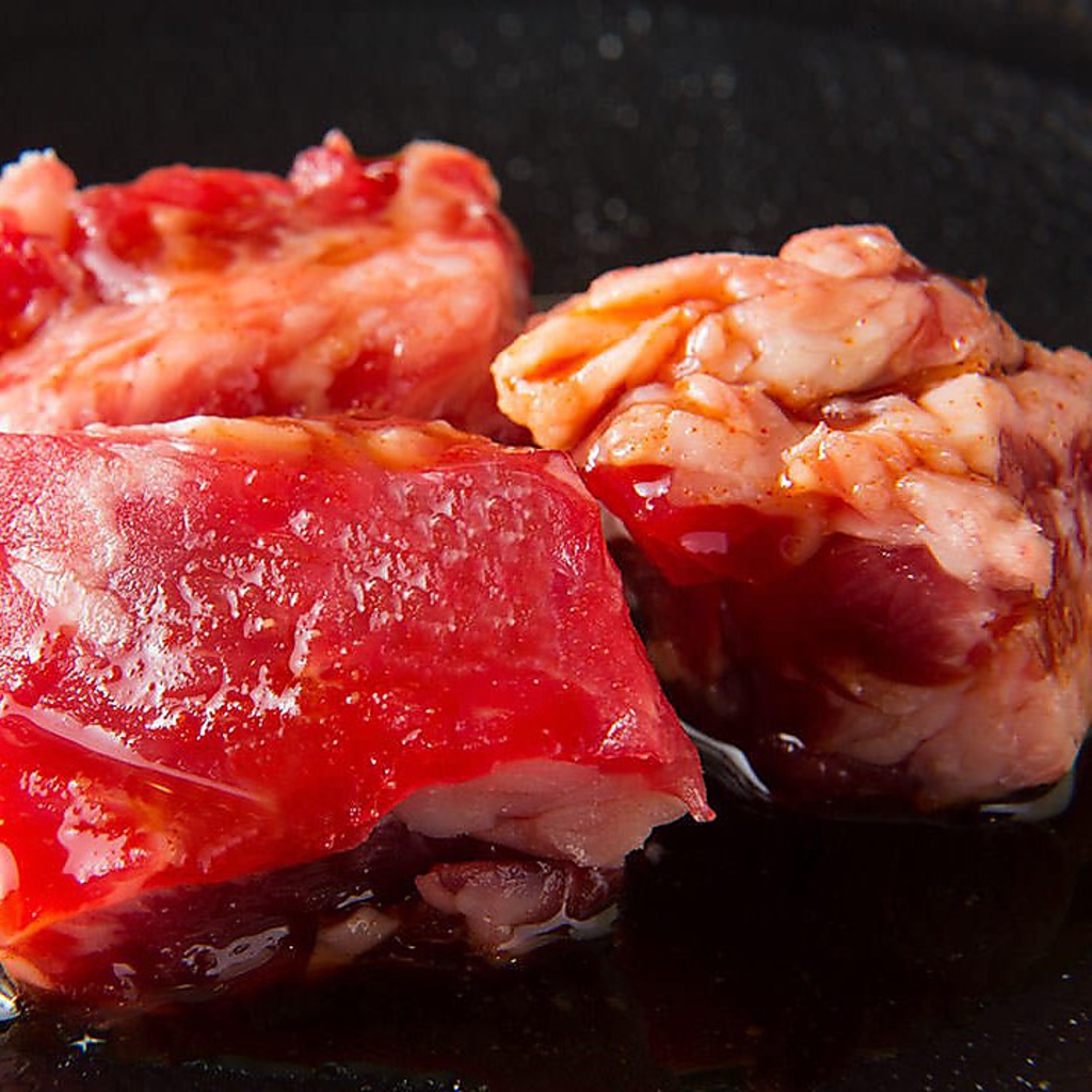 特製タレに漬け込んだ絶品カルビは柔らかく、ジューシーなお肉の香りがたまりません！