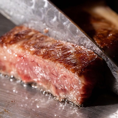 厳選された「A5ランク神戸牛」を素材の美味しさを鉄板焼きにてご提供いたします。