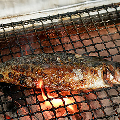 香ばしさとジューシーな旨味が自慢の炭火焼き！