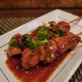 料理メニュー写真 ぼんじり煮込み串