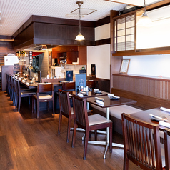店内総席数51席！鉄板焼き、お好み焼き屋の狭いイメージを払拭する広い店内。お席の間隔も広く、隣を気にすることなくお食事して頂ける造りになっております。