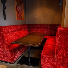 入ってすぐのこちらの空間は自由にお使いください！荷物置き場や景品置き場、受付席、個室席などに◎ご到着されて一息つける、ふかふかなソファーのお席です。