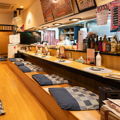 気楽なカウンター席で一杯いかがでしょうか。お一人様のサク飲みも大歓迎！女将のおばんざいをお目当てに、気軽にお立ち寄りください♪