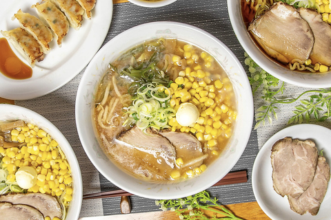 豚骨と鶏ガラと香味野菜を10時間以上煮込み、あっさりながらもニンニクが効いたスープ