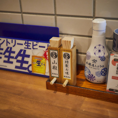 和モダンで温かみのある店内は、焼き場の臨場感を味わえるカウンター席や、友人や同僚と囲めるテーブル席が中心。どの席も、ゆったりとした時間を過ごせるよう配慮された造りです。