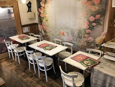 木を基調とした落ち着くテーブル席。