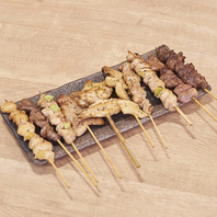 台湾式自家製タレで引き立てる香ばしい串焼き