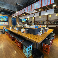 仲間とワイワイ楽しめるテーブル席も完備◎