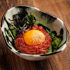 「濃厚卵黄と絡む馬肉ユッケ」