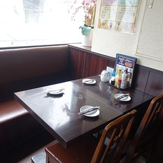 合コンやサークル仲間との賑やかな飲み会にぴったりの6名様テーブル席を1卓ご用意しております 。活気がありながらも居心地の良い空間で、楽しいひとときをお過ごしいただけます。1時間950円(税込)からの飲み放題プラン や、お食事に合う多彩なドリンク も豊富に取り揃えておりますので、皆さまで盛り上がること間違いなし