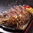 がっつりお肉を味わいたい方必見の『牛肩ロース鉄板ステーキ』もご用意あり！肉汁溢れるジューシーな味わいをぜひご堪能下さい。他にも多数の肉料理をご用意してます◎