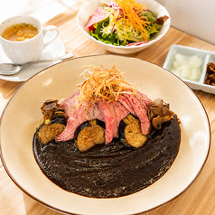 【6月のスペシャル黒カレー】黒毛和牛しゃぶしゃぶの濃厚黒カレー（サラダ・スープ付）