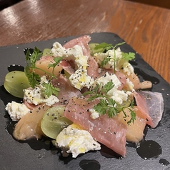 季節のフルーツとチーズと生ハムの前菜