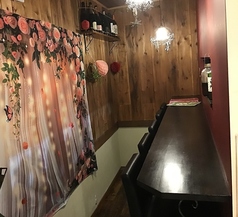 おしゃれなハイカウンター席。ゆったりと過ごしていただけます。