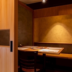 ゆったりとした個室席は仕切りがあるので、様々な人数でも個室対応できます。
