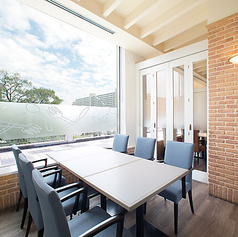 4名様以上～12名様までご利用可能な、ガラス張りの半個室「セミプライベートルーム」。周りを気にせず、お祝い事や女子会、大切なご友人との会食など、特別なひとときを過ごすのに最適な空間です。