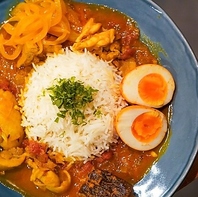 10種のスパイスが決め手の本格カレー。トッピングも可能