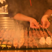 毎日直送！朝引きの「丹波地鶏」をお店で串打ち