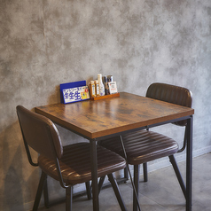 照明の明るさや素材感にもこだわった和空間。カウンターでは料理人との程よい距離感を楽しめ、テーブル席では気兼ねなく食事と会話を満喫いただけます。