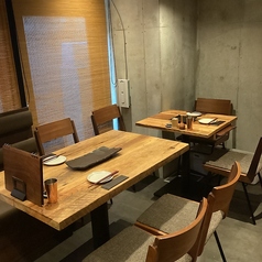 店内奥の落ち着きのあるテーブル席は18名までの宴会にも対応しております。