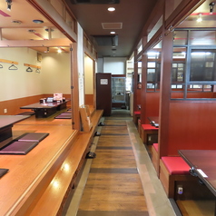 明るくきれいでオープンな雰囲気の店内となっております。（店長が隠れています。）