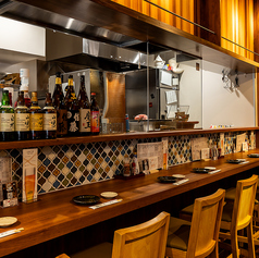 目の前で料理が出来上がっていく様子を眺めながら、気ままなひとときを楽しめます。ぜひふらっとお立ち寄りください。