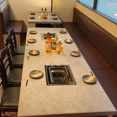 最大8名様までご利用可能な広々としたテーブル席。複数のロースターを完備し、グループでの宴会やご家族でのお食事にもぴったりです。美味しい焼肉と会話が弾む、快適な空間です。