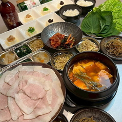 韓国の絶品ゆで豚！野菜で包んで楽しむ【ポッサム】