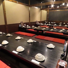 【最大56名様まで対応可能の大宴会会場】堀りごたつタイプのお席は足をおろしてゆったりおくつろぎ頂けようになっております。お得な飲み放題付きの宴会コースはリーズナブルなコースから豪華内容のコースまで様々なシーンに合わせて豊富にご用意しております。企業様のご宴会、歓送迎会、大学の打ち合わせなどに是非。
