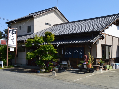 昼間は豊富なセットメニューでランチ♪夜はおそばと一緒に全国各地のお酒を味わえる。