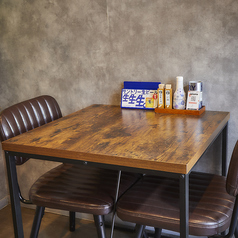 思案橋駅すぐの好立地に佇む当店は、落ち着いた和の雰囲気が魅力。カウンター席で一人時間を楽しむもよし、テーブル席で仲間と語らうもよし。日常使いに最適な空間です。