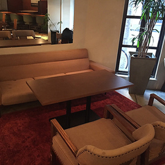 可愛らしいヴィンテージスタイルのソファー＆チェア席は、訪れる皆様に心地よい時間を提供します。レトロでありながらも洗練されたデザインは、店内の雰囲気と見事に調和し、まるで時を超えたかのような特別な空間を演出。