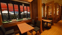 当店のカウンター付近には、4名様用のテーブルが2席ございます。お友達やご家族とゆったりとした時間を過ごすのにぴったりです。カウンターの近くなので、料理の様子を楽しみながら食事をすることもできます。ぜひご利用ください。