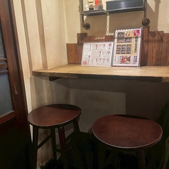 入り口近くの2名様向けのお席。気軽な一杯や、少人数でのご利用におすすめです。