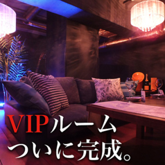 【2F】VIPルーム　ふかふかソファにシャンデリアの完全個室　ついに完成！ 贅沢に２名様からお使い頂けます。特別なお部屋のため、お一人様ワンコイン500円にてお使い頂けます。