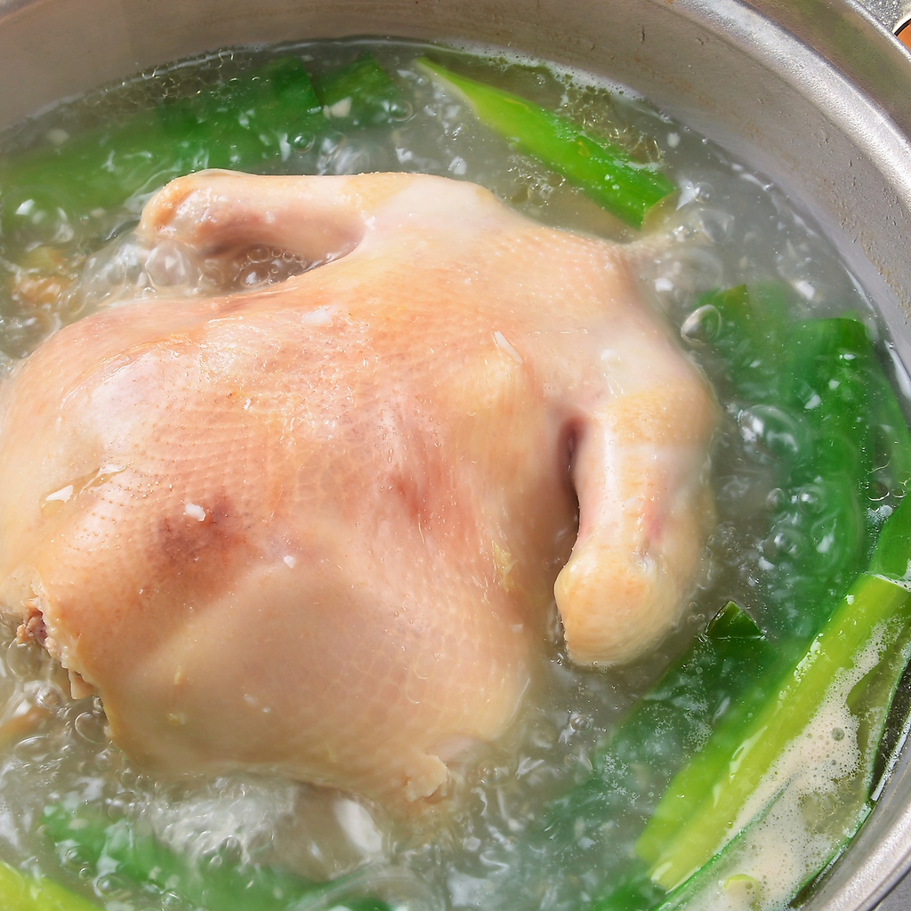 鶏をまるごと一羽使用したタッカンマリは人気の１品！