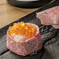 料理メニュー写真 和牛いくらトロ寿司　一貫