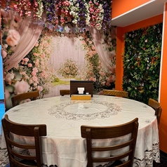 フラワーデコレーションが華やかな円卓個室。お祝い・女子会にもおすすめです。