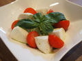 料理メニュー写真 ナポリ最高級の水牛モッツァレラチーズとフレッシュトマトのカプレーゼ