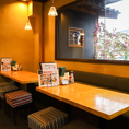 テーブル席もご用意しています。外の景色を眺めながら、落ち着いた雰囲気の中でゆったりとお食事をお楽しみいただけます。ご家族やご友人とのお食事はもちろん、気軽な飲み会にもぴったりの空間です。