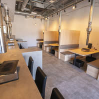 【グレー系を基調とした店内♪快適なお席をご用意！】