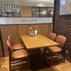 【テーブル席(椅子)：4名掛け】明るく開放的な雰囲気が漂うテーブル席！広いテーブルで料理を囲めるので、みんなでワイワイ楽しむのにぴったりです♪