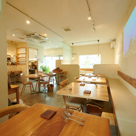 木のぬくもりに包まれた落ち着いた空間