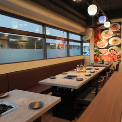 窓の外の景色が楽しめる、開放感あふれる長テーブル席。大人数のご宴会やパーティに最適で、団体様でも皆さまが顔を合わせて楽しめる配置です。賑やかな雰囲気の中で、自慢の焼肉をお楽しみください。