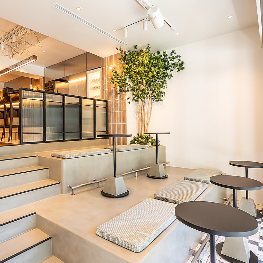 室内にあるテラス席はペット同伴もＯＫ！！ゆったりと過ごせるカフェ＆バー